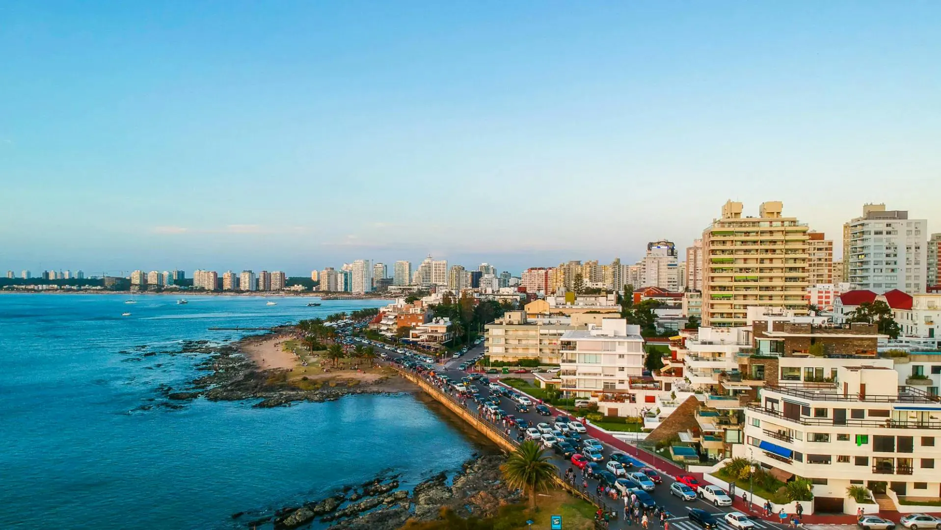 Costa di Montevideo con edifici sul mare e una passeggiata urbana sul lungomare