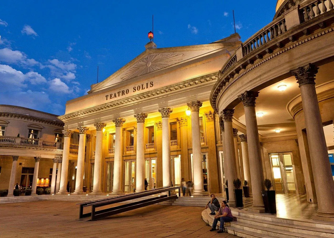Il Solís Theatre di Montevideo illuminato al tramonto con architettura neoclassica