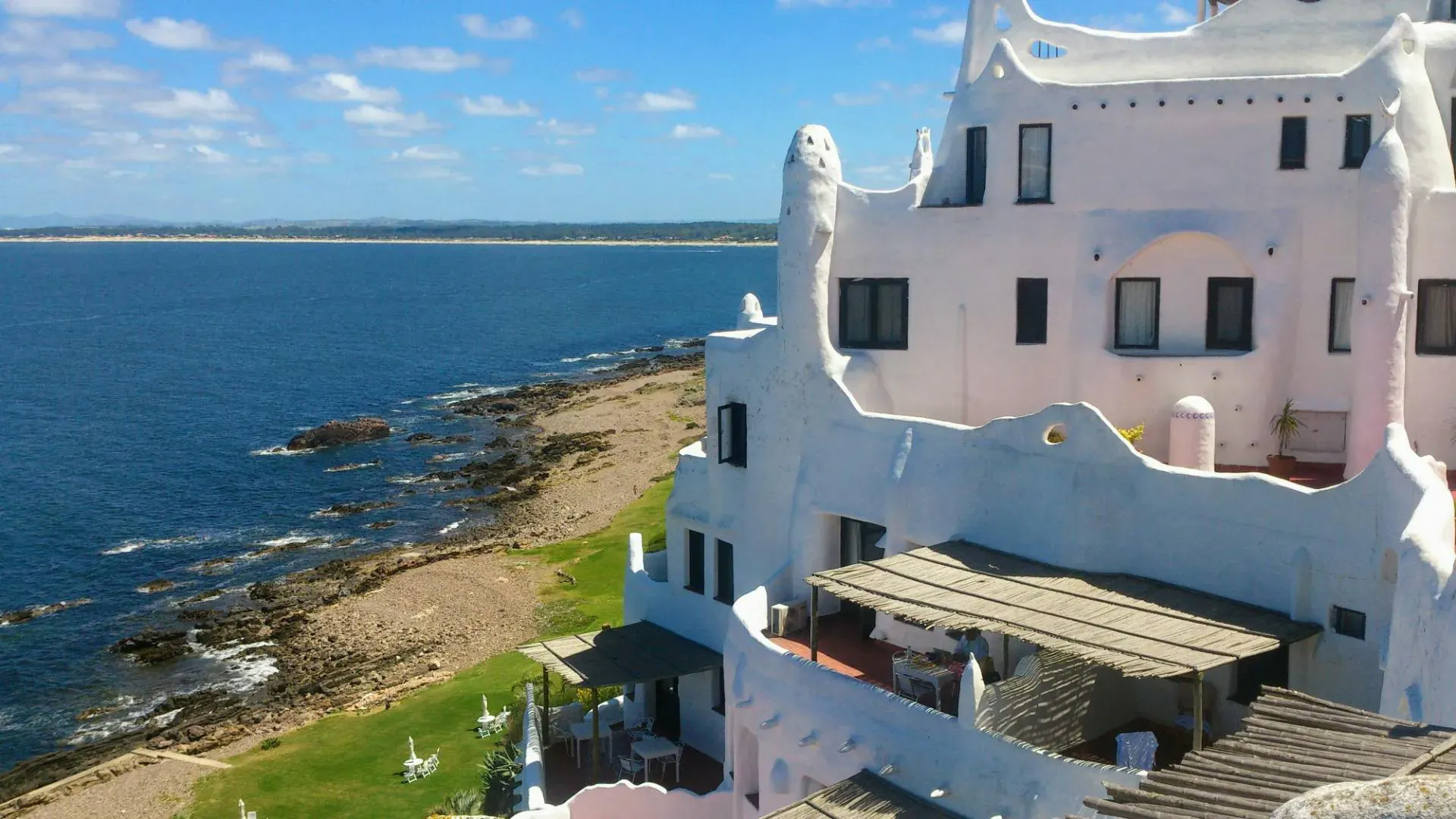 Casa costiera a Montevideo sul mare con architettura bianca e vista sull'oceano