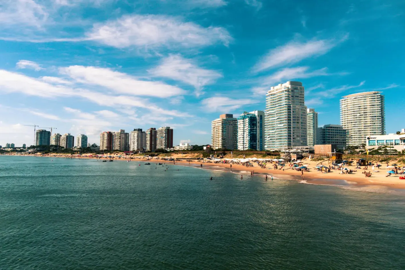 Spiaggia urbana a Montevideo con grattacieli, costa sabbiosa e litorale