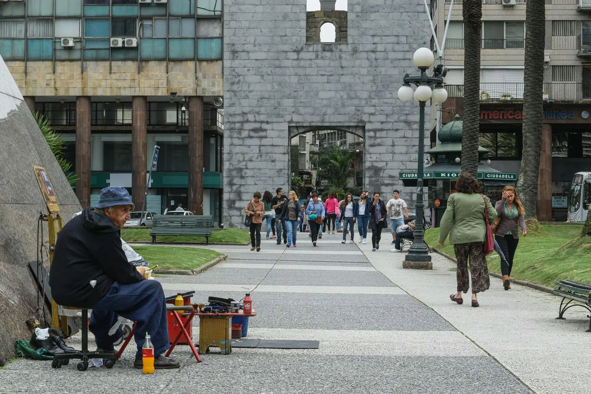 Piazza urbana a Montevideo con persone che passeggiano e edifici nel centro città
