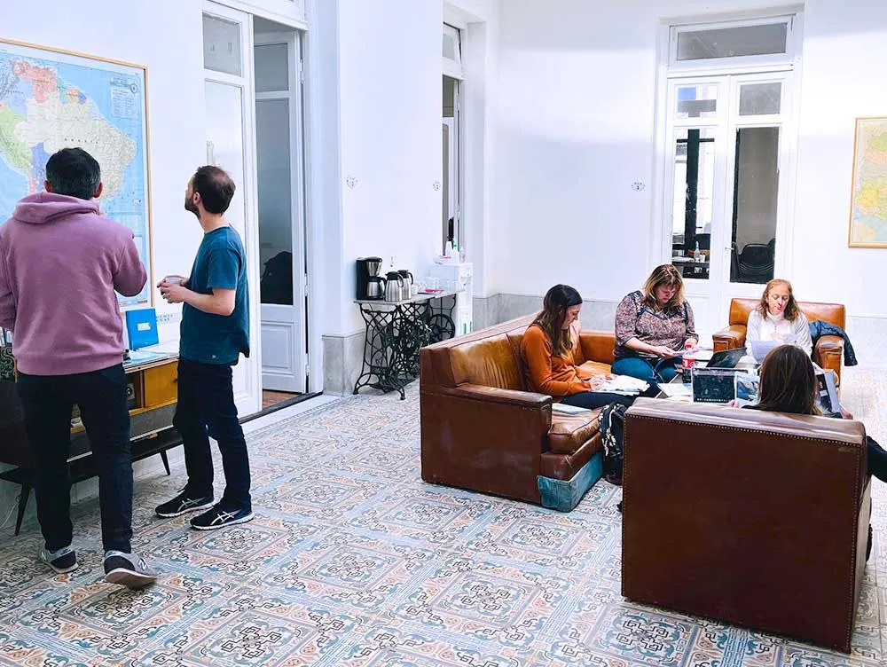 Studenti che lavorano e socializzano nelle aree comuni di una scuola moderna