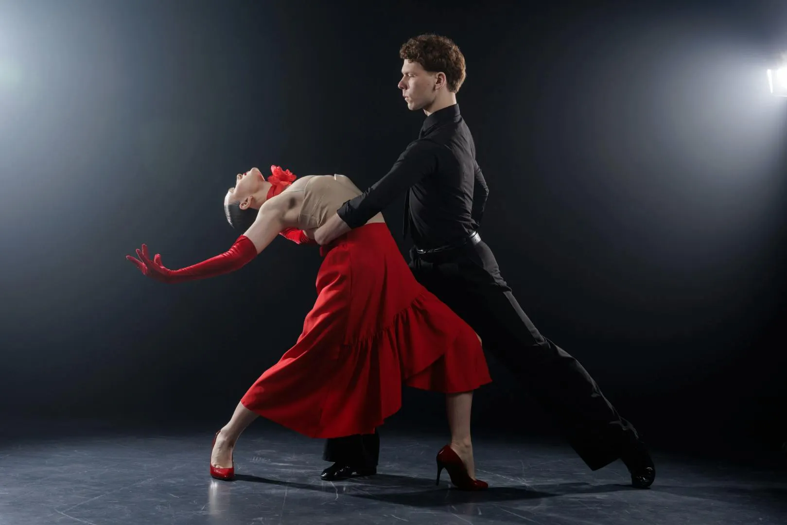 Coppia che balla il tango in abiti eleganti durante uno spettacolo di danza