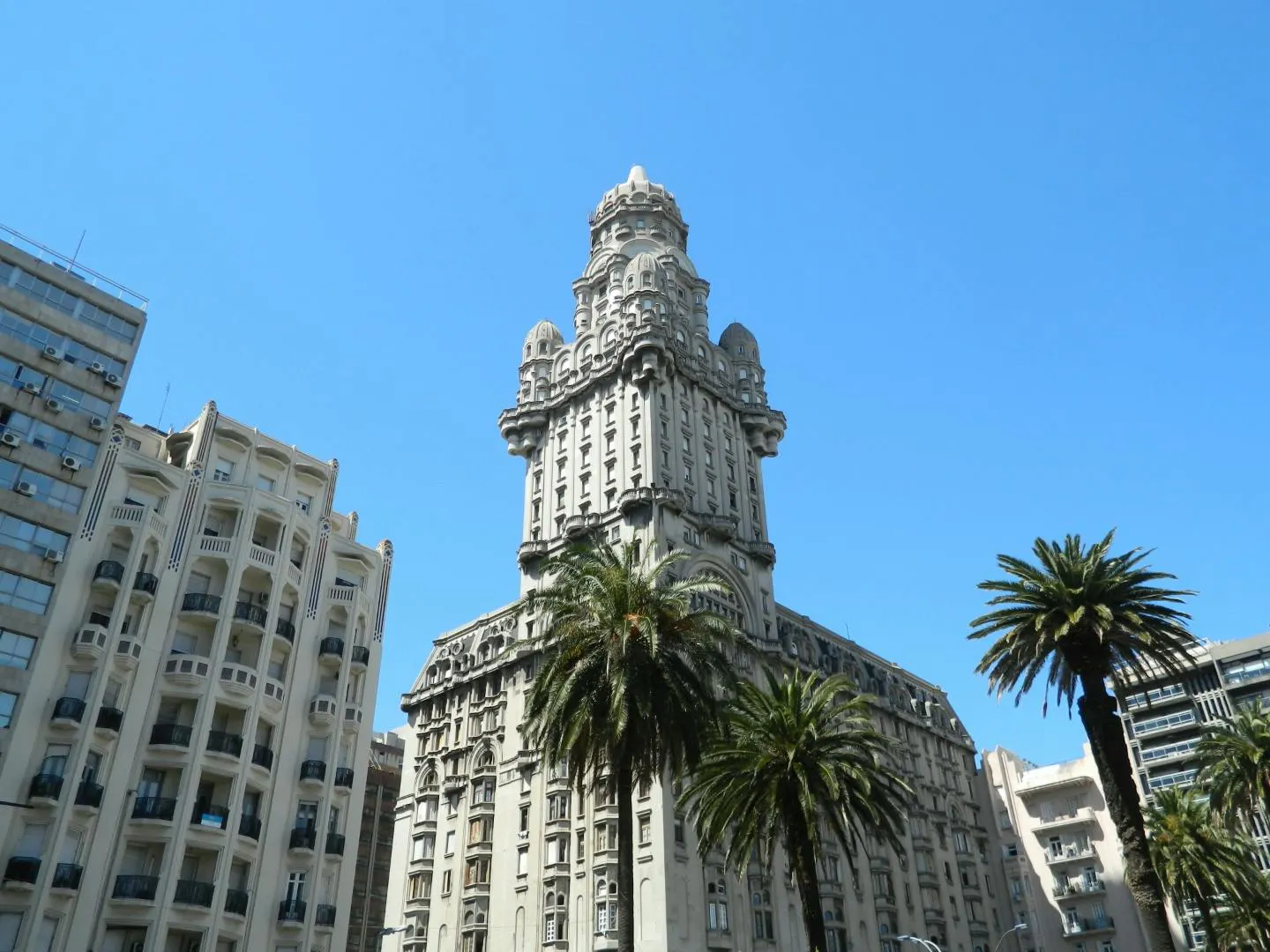 Il Palacio Salvo di Montevideo circondato da palme e edifici storici