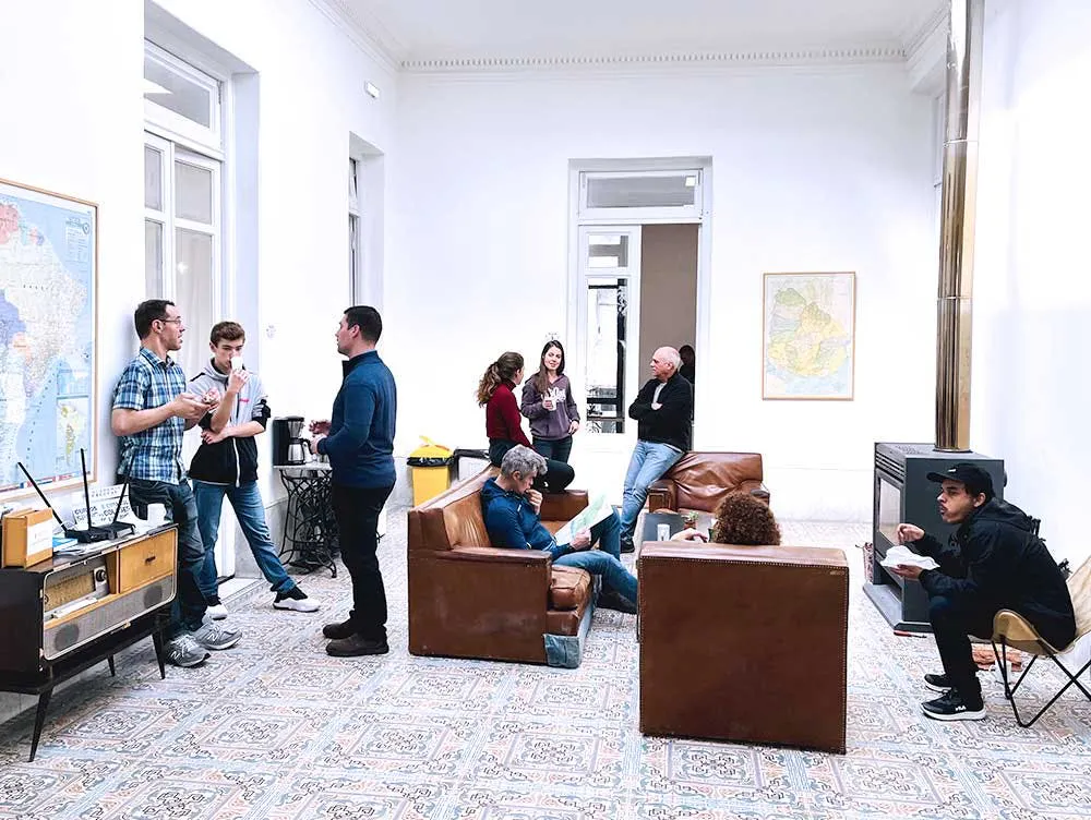 Studenti che chiacchierano e socializzano nelle aree comuni di una scuola moderna