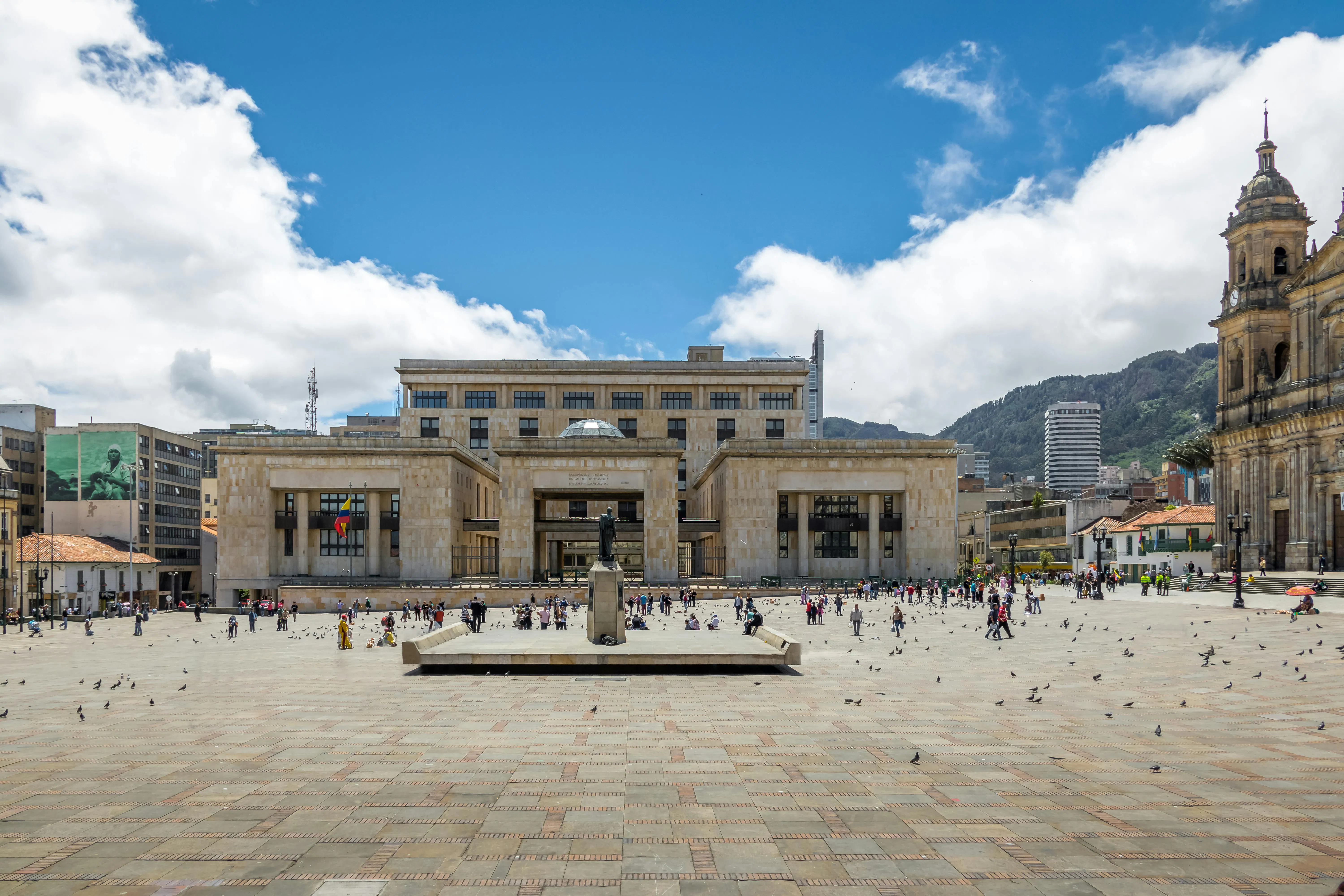 Piazza storica con edifici governativi e cattedrale nel centro di una città dell'America Latina