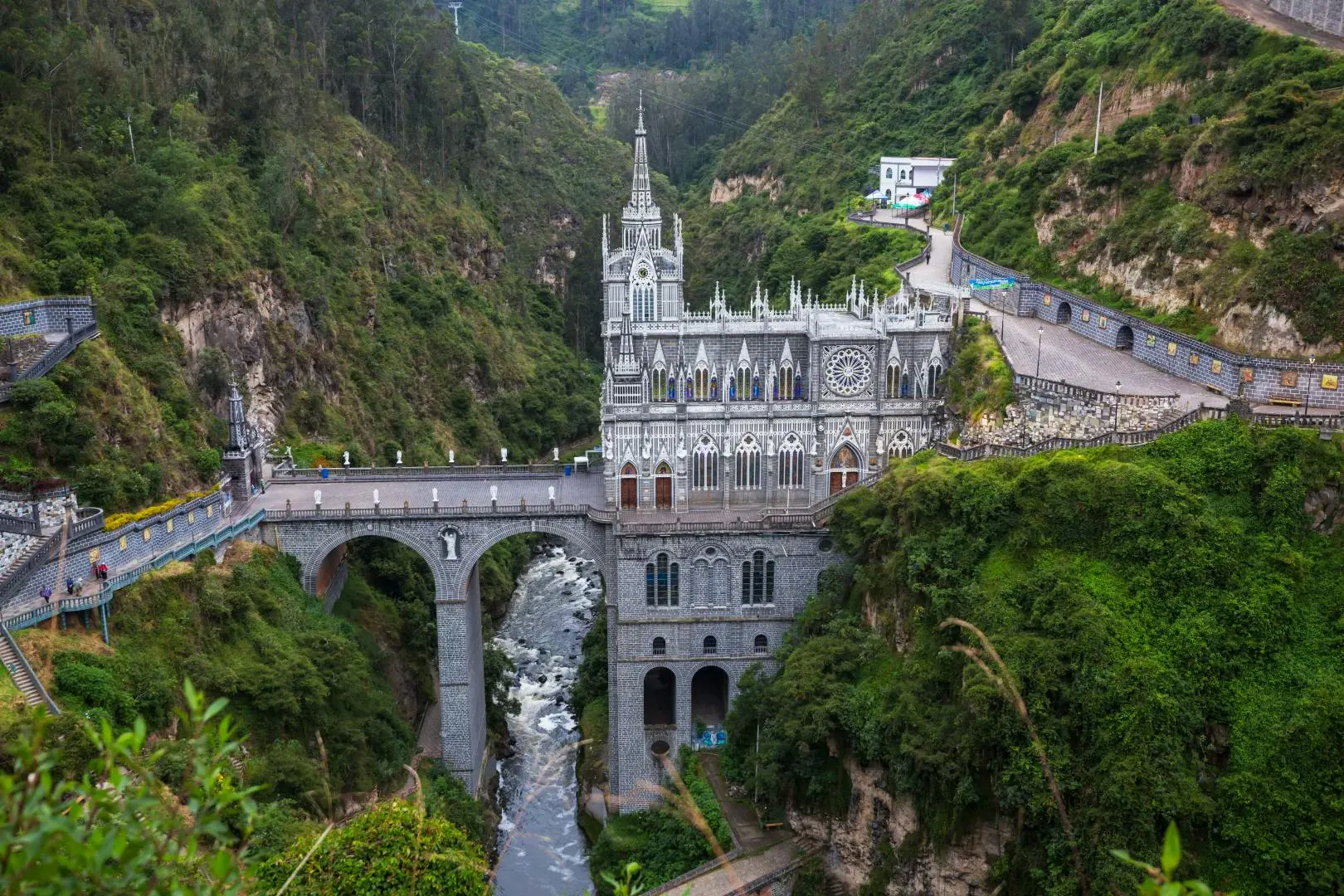 Castello storico su un ponte circondato da montagne e paesaggi naturali