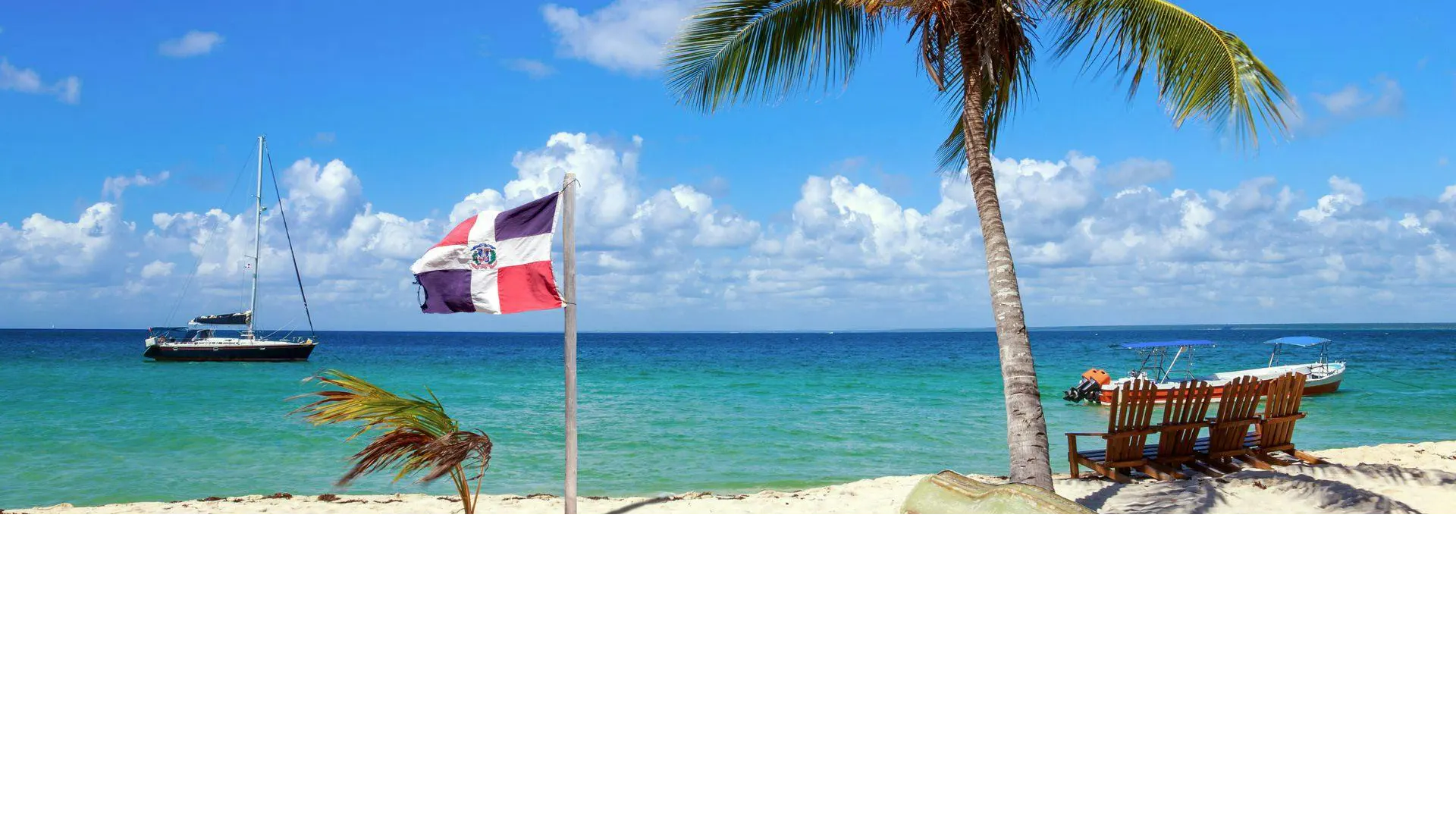 Spiaggia della Repubblica Dominicana con bandiera nazionale, palme e mare turchese
