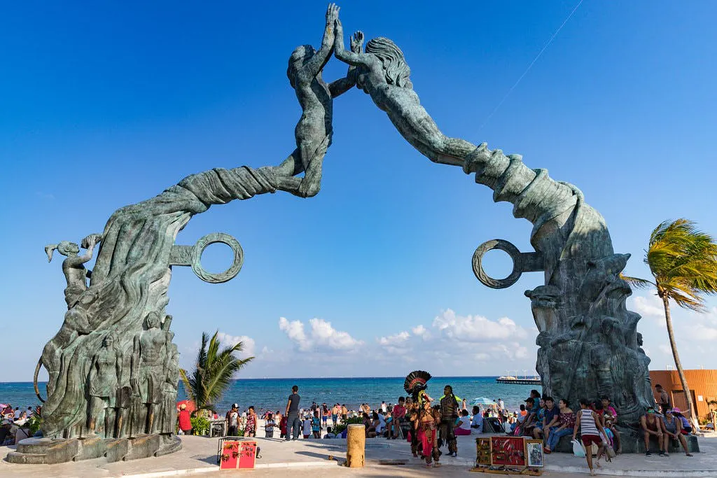 una scultura che raffigura la porta maya