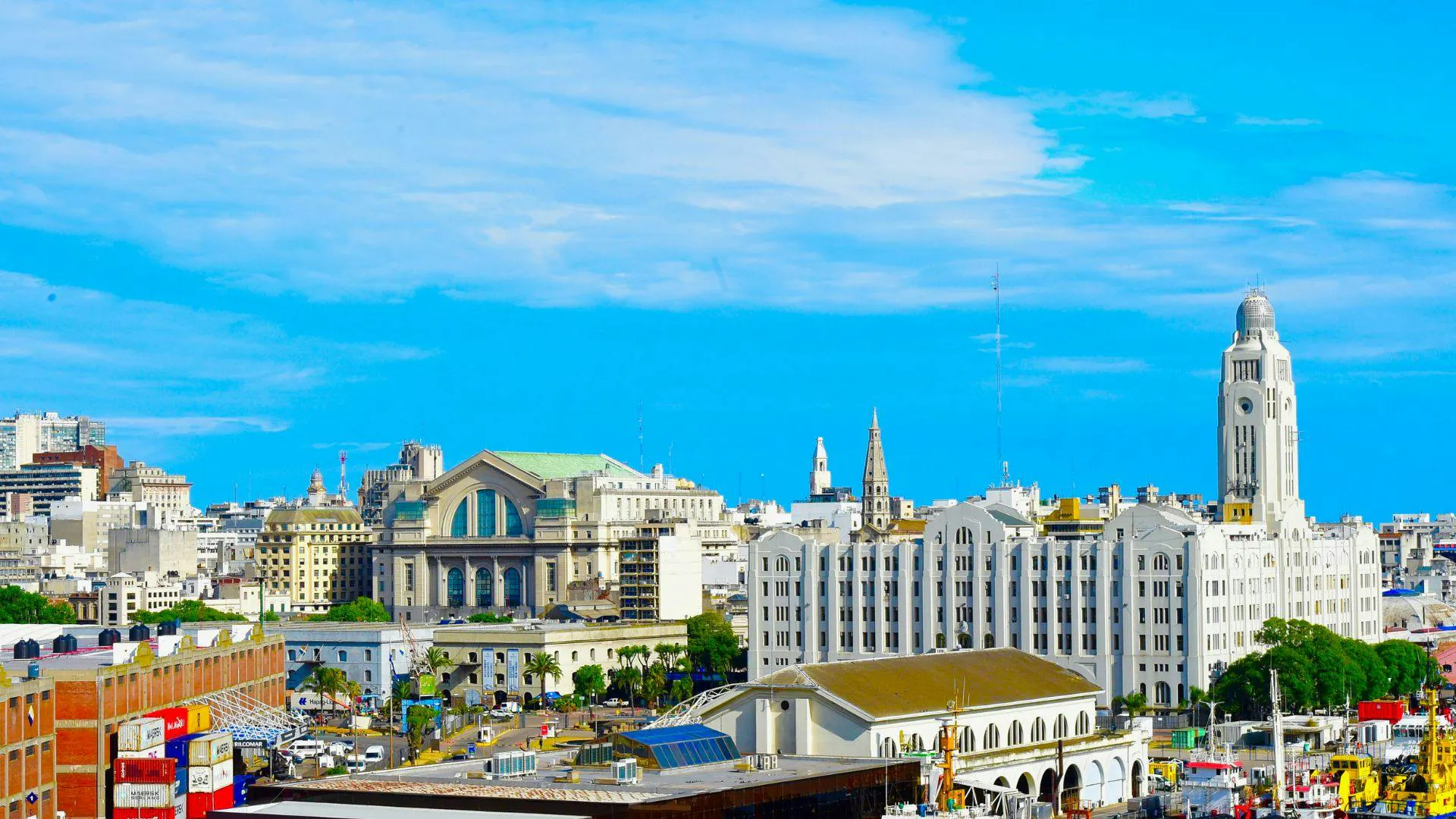 Città costiera in Uruguay con edifici storici e architettura urbana sul mare