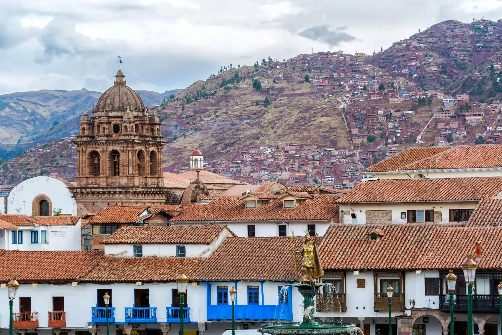 Città storica in Perù con architettura coloniale e montagne andine sullo sfondo