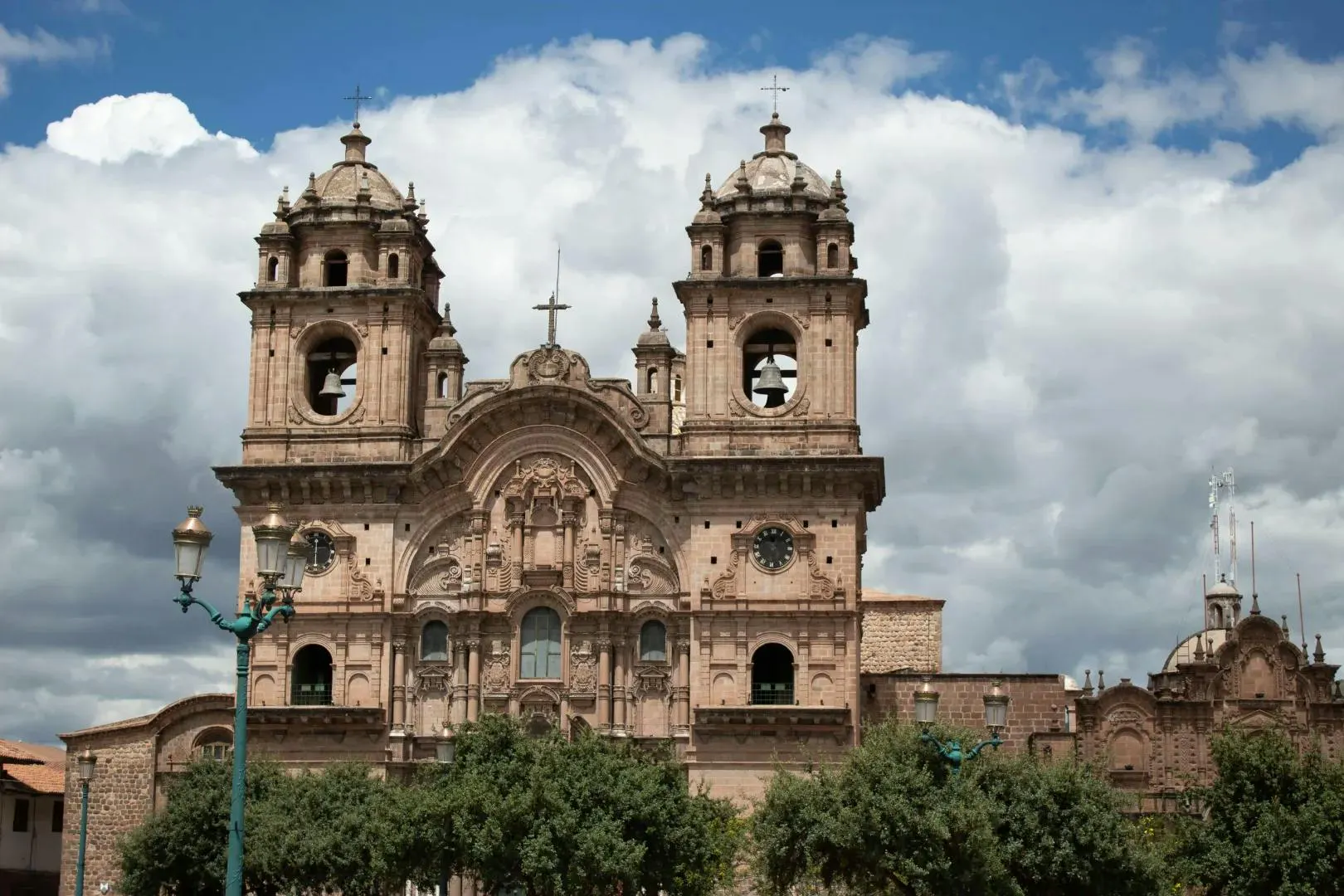 Chiesa coloniale in Perù con una facciata storica e architettura barocca andina