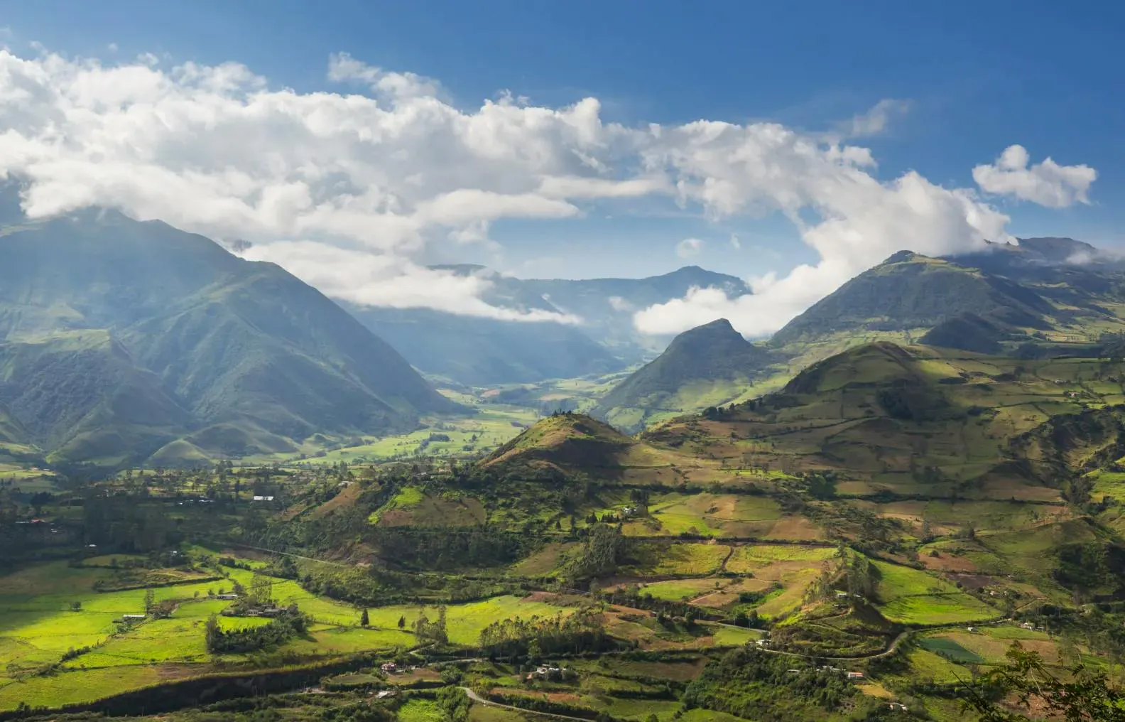 Paesaggio montano in Ecuador con valli verdi e montagne sotto un cielo limpido
