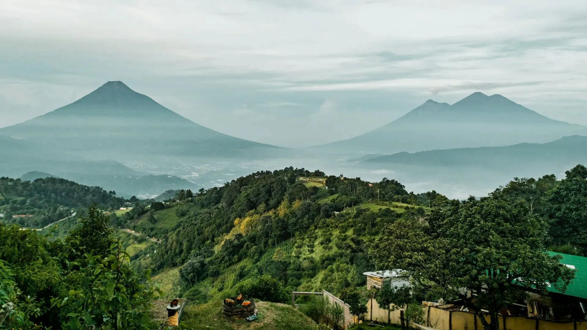 Paesaggio vulcanico in Guatemala con montagne lussureggianti e scenari nebbiosi