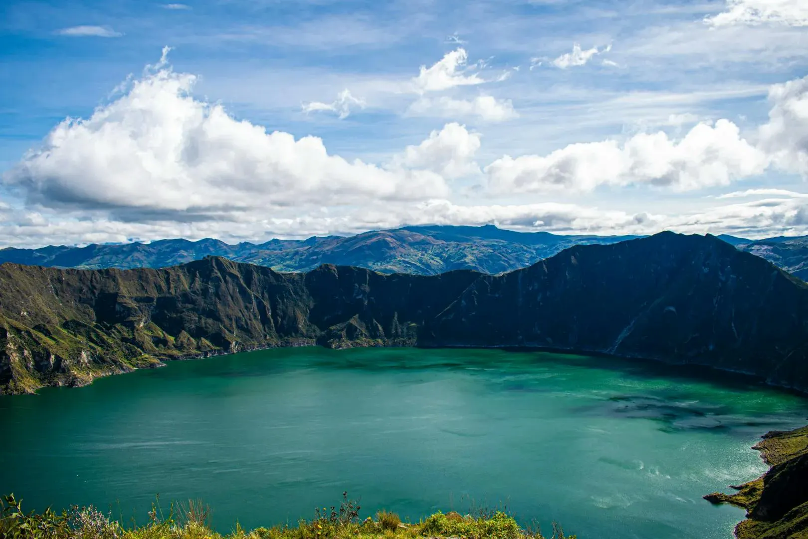 Laguna vulcanica in Ecuador circondata da montagne in un paesaggio naturale mozzafiato