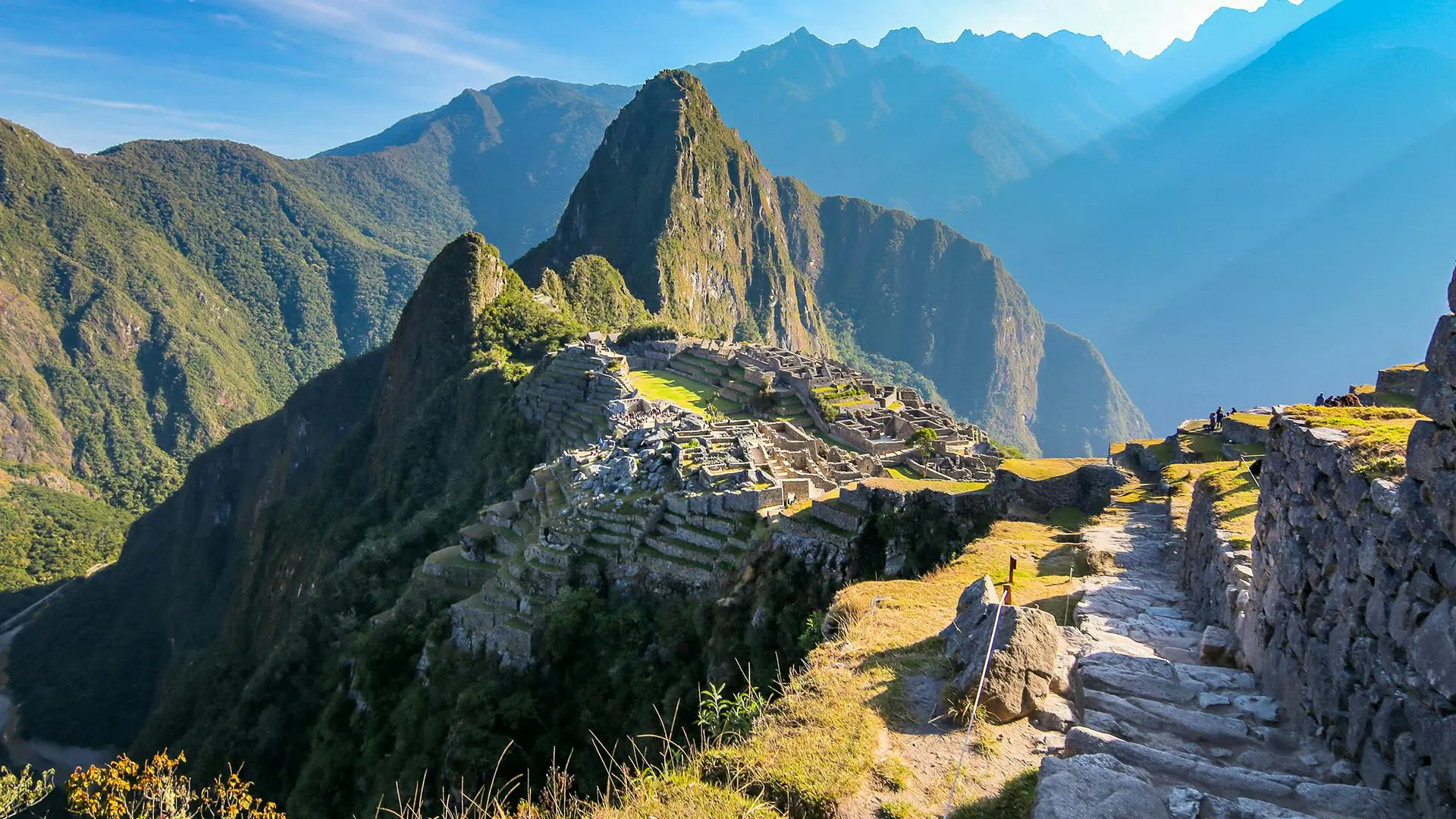 Vista di Machu Picchu circondato da montagne e antichi sentieri inca in Perù