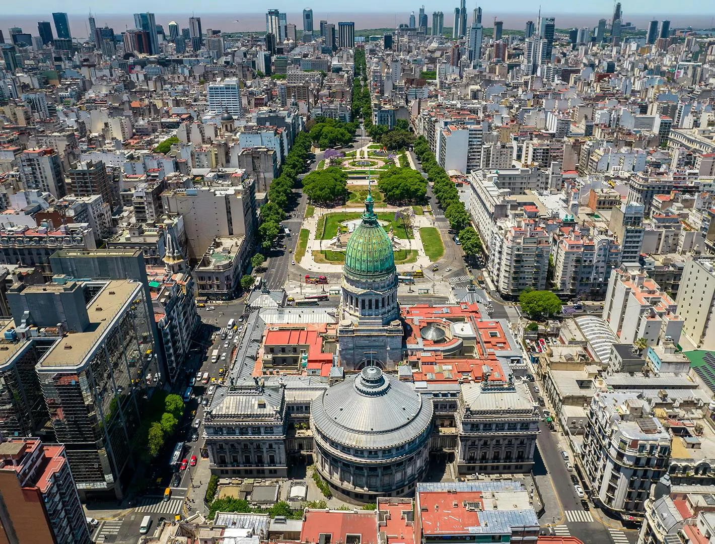 Veduta aerea del Congresso Nazionale e di un ampio viale circondato da edifici in una città dell'America Latina