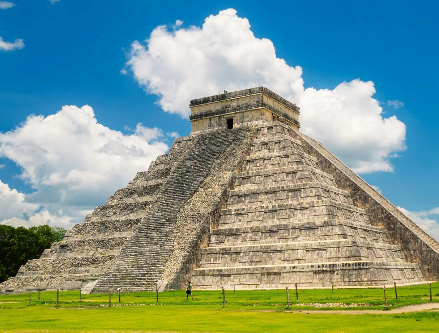 Piramide di Chichén Itzá sotto un cielo azzurro con nuvole in un sito archeologico maya storico