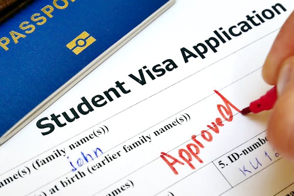 Concetto di approvazione del visto per studenti che mostra una decisione di visto approvata, rappresentando il processo di richiesta e autorizzazione del visto per studiare all'estero