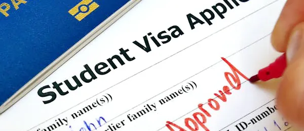 Concetto di approvazione del visto per studenti che mostra una decisione di visto approvata, rappresentando il processo di richiesta e autorizzazione del visto per studiare all'estero