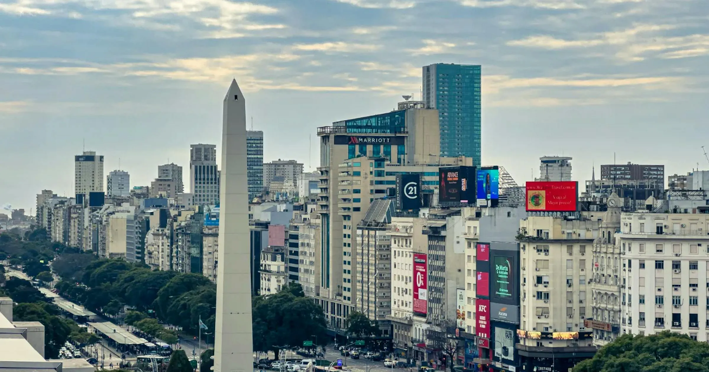 Veduta urbana di Buenos Aires con l'Obelisco e ampi viali circondati da edifici