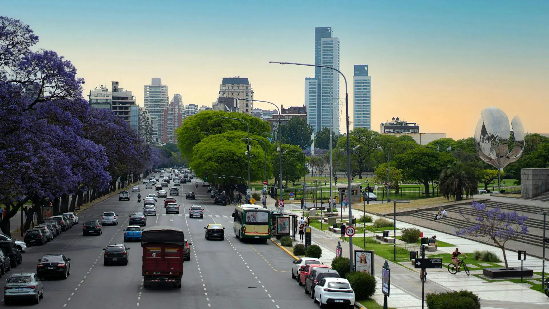 Viale urbano con spazi verdi, traffico e grattacieli in una grande città dell'America Latina