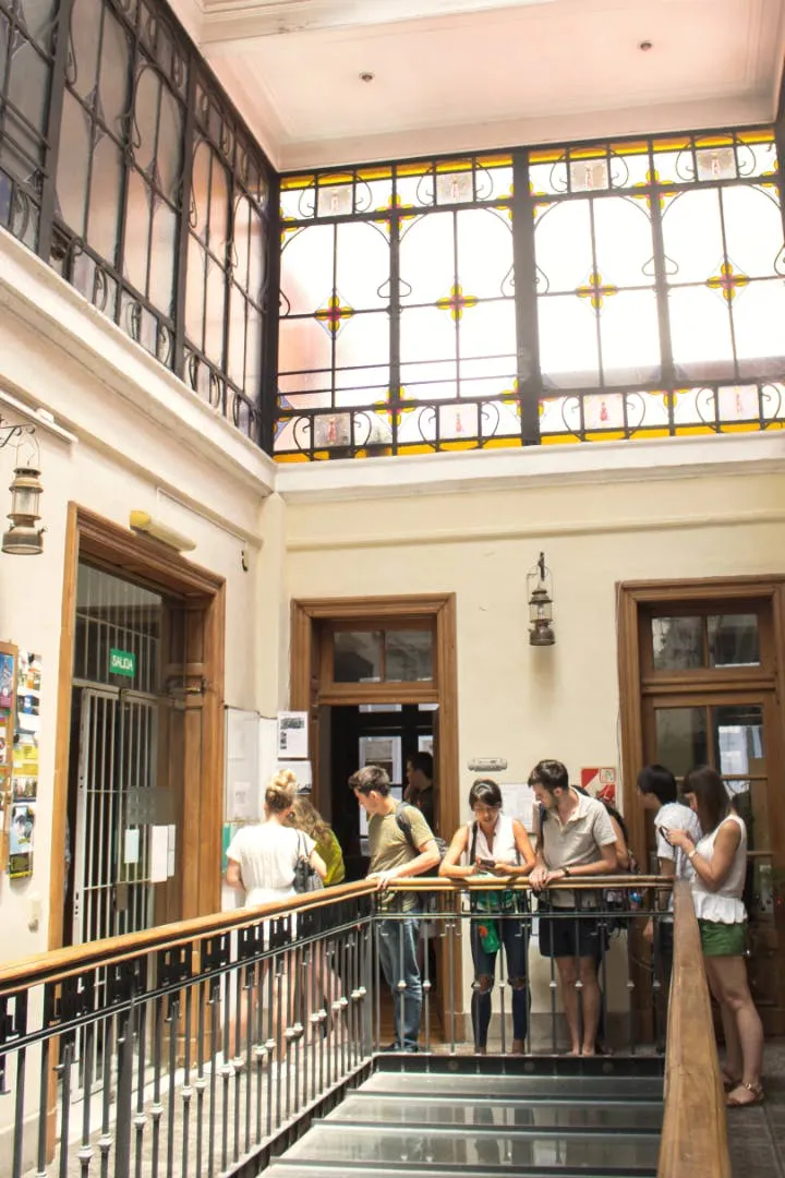 Studenti che chiacchierano all'interno di una scuola dall'architettura luminosa e moderna