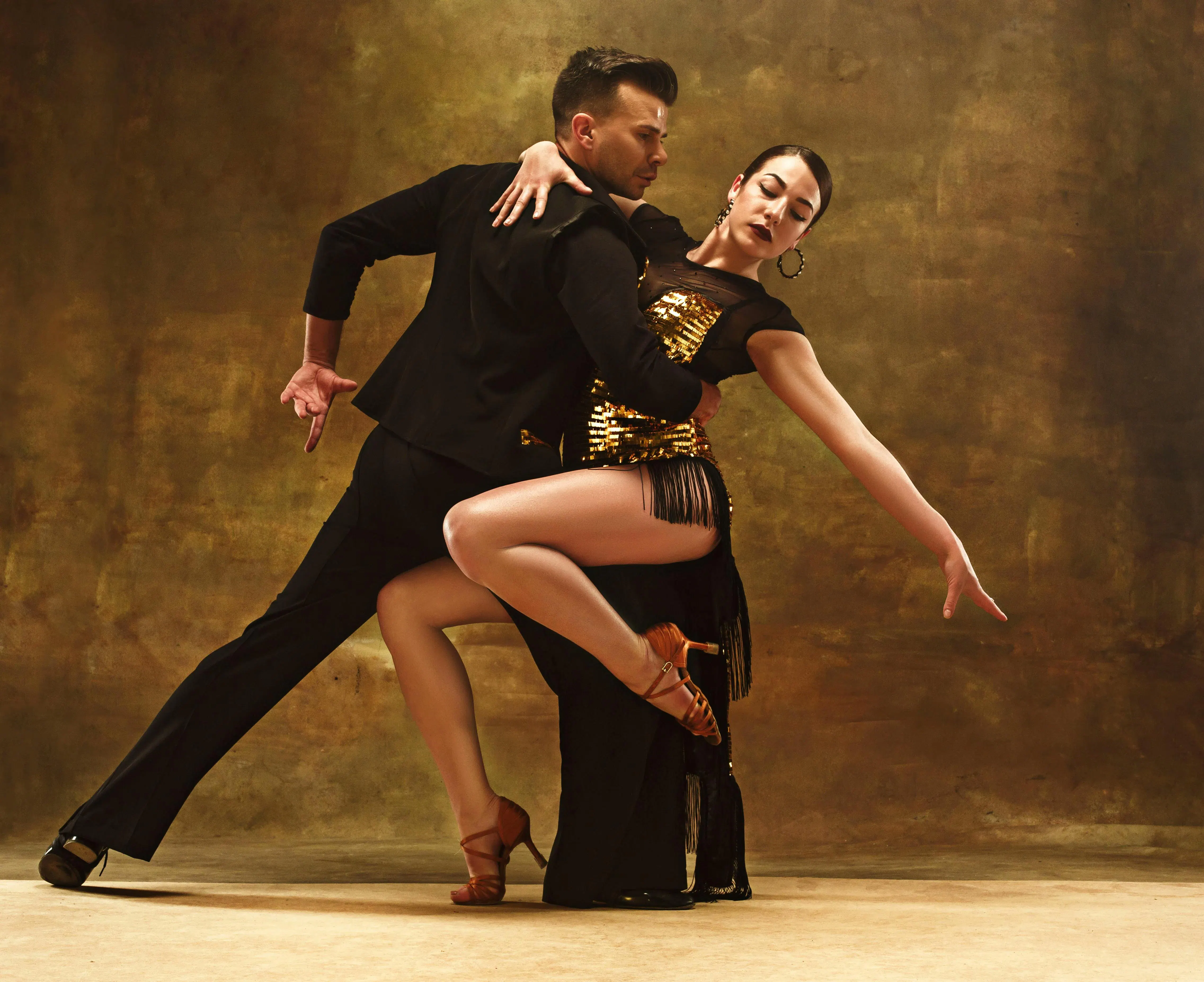 Coppia che balla il tango in abiti eleganti durante uno spettacolo di danza