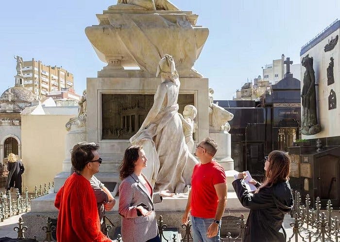 Studenti che visitano un monumento storico durante un'attività culturale in città