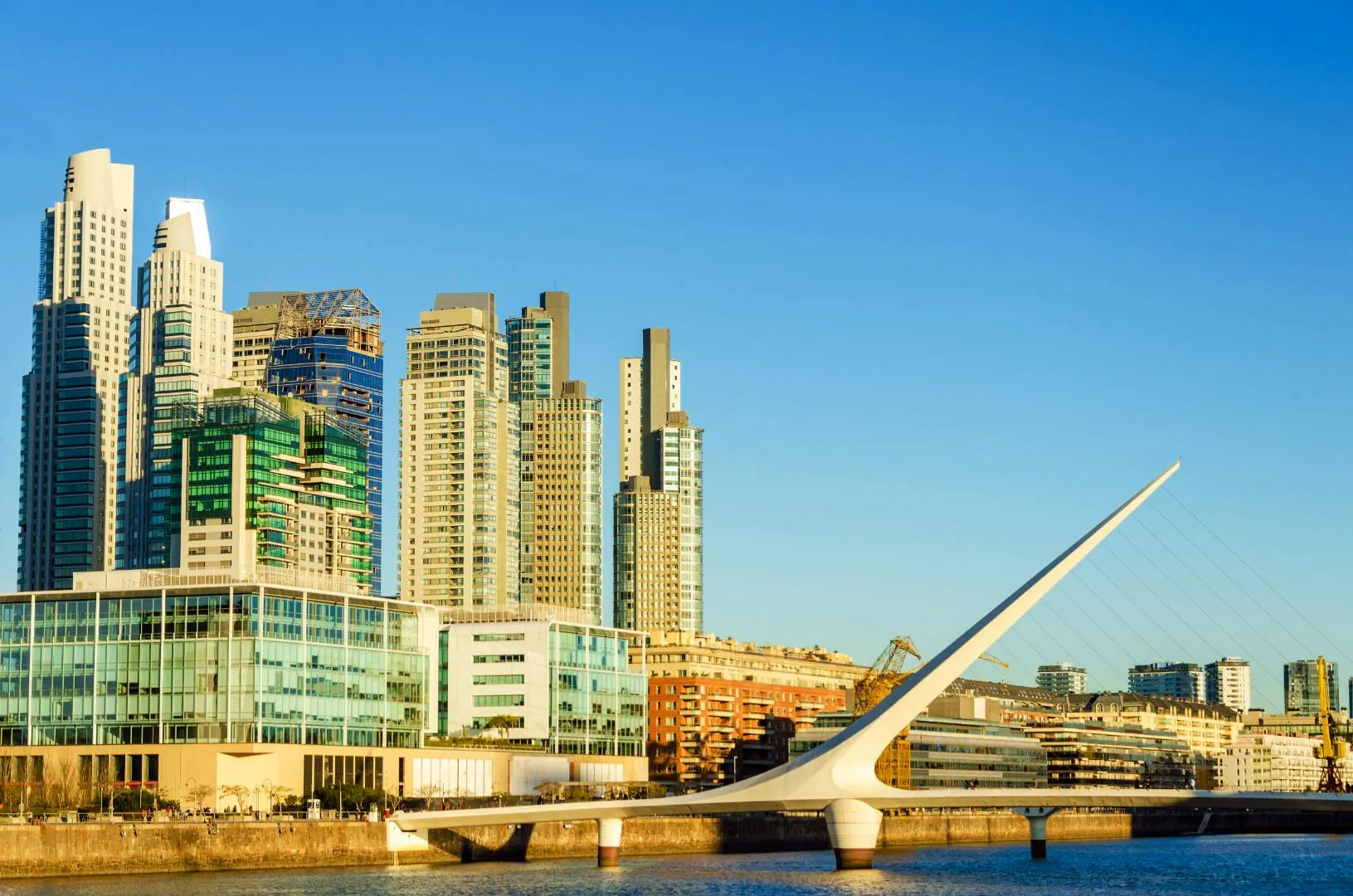 Puerto Madero a Buenos Aires con grattacieli moderni e il Ponte della Donna