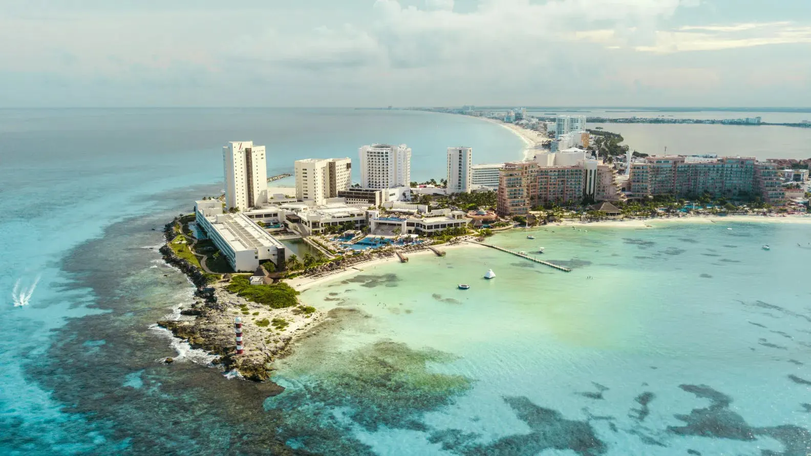 una spiaggia tropicale con alti edifici nelle vicinanze