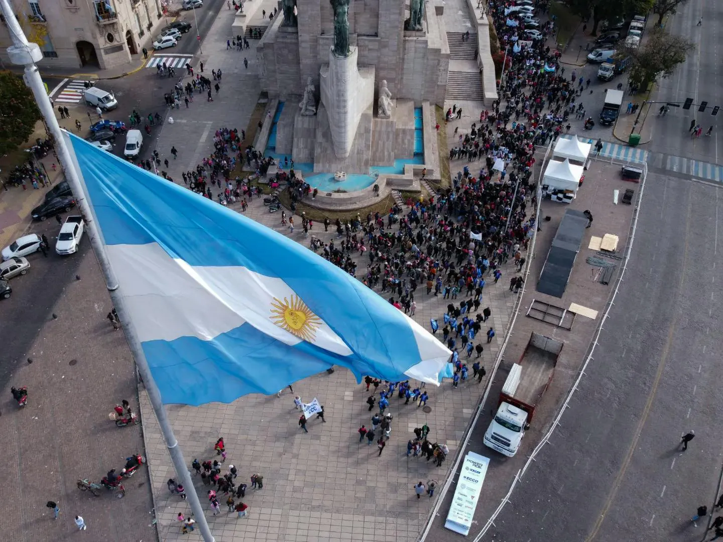 Bandiera argentina che sventola sopra una piazza affollata nel centro della città