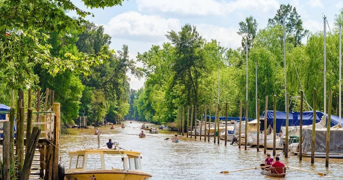 Canale immerso nella natura con barche e attività all'aperto in un contesto tranquillo