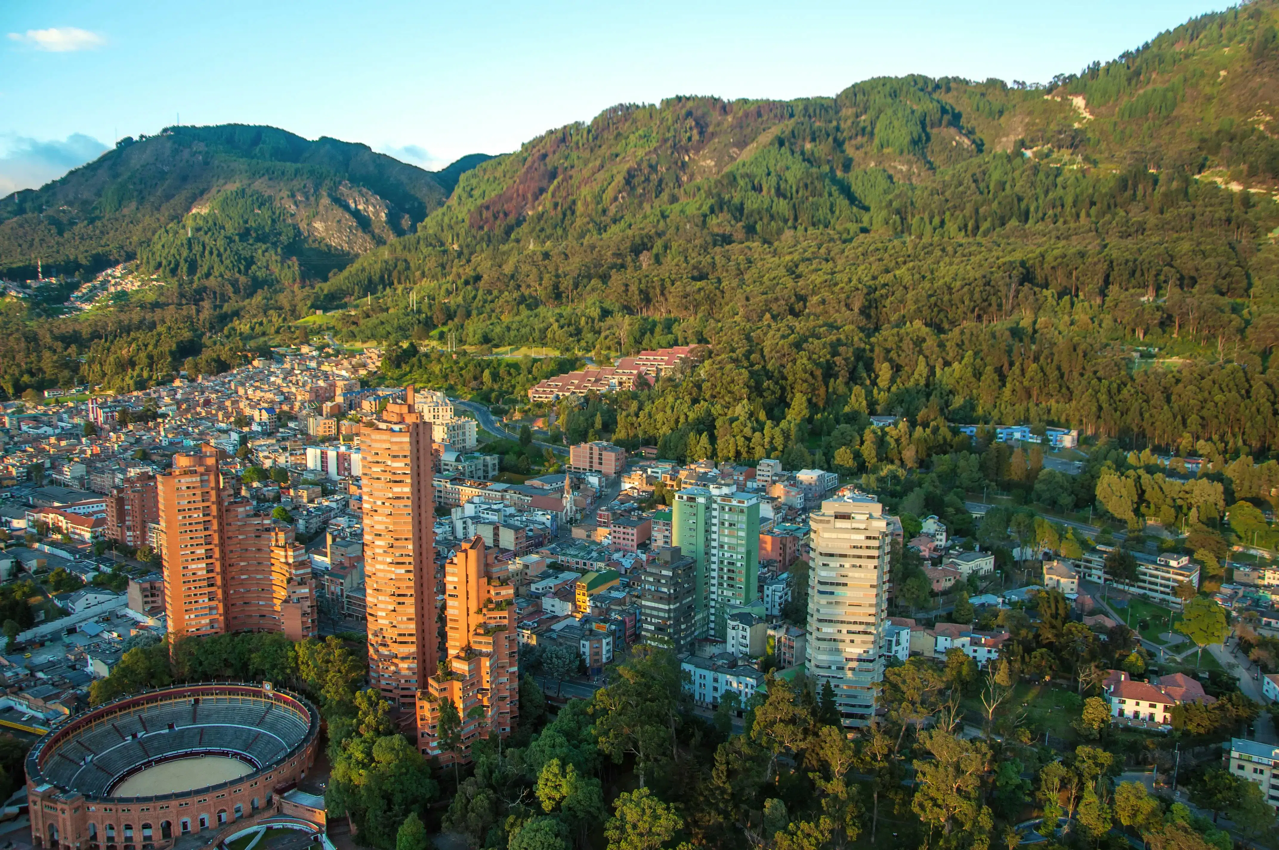 Bogotà circondata da montagne e aree verdi in un paesaggio urbano