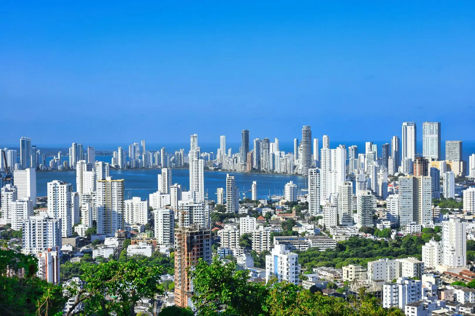 Cartagena de Indias con grattacieli, il Mar dei Caraibi e edifici lungo la costa