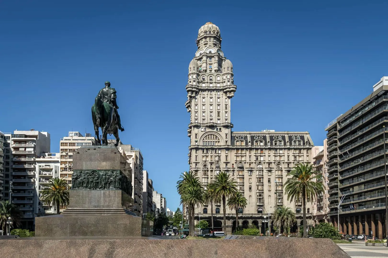 Piazza storica a Montevideo con un monumento equestre e edifici iconici della città