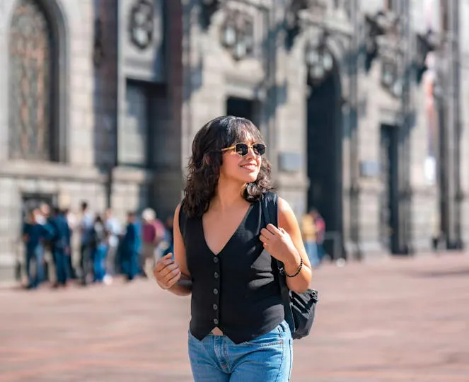 Donna che passeggia ad Alicante visitando musei