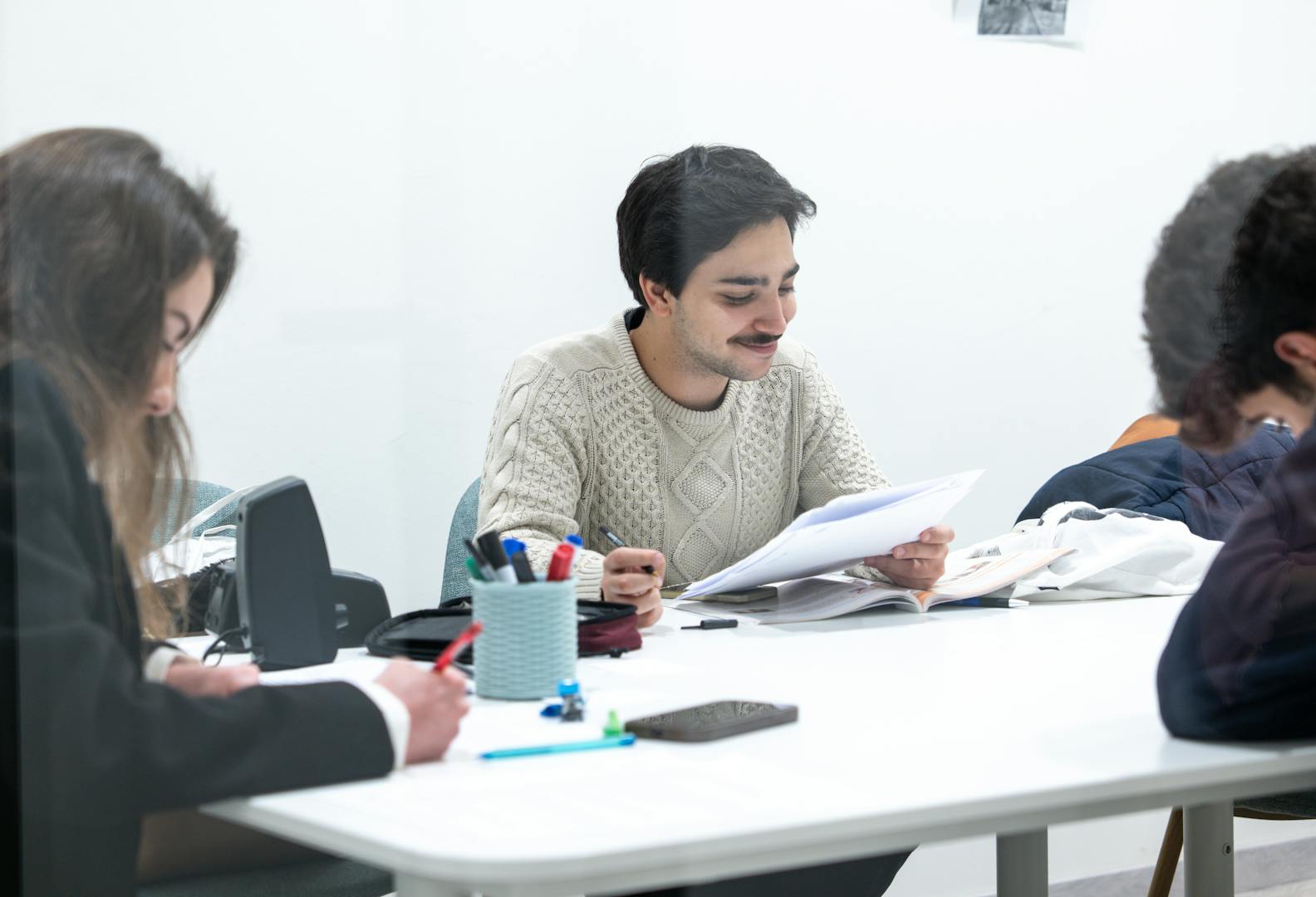Alicante con studenti che partecipano a una lezione interattiva in un ambiente internazionale