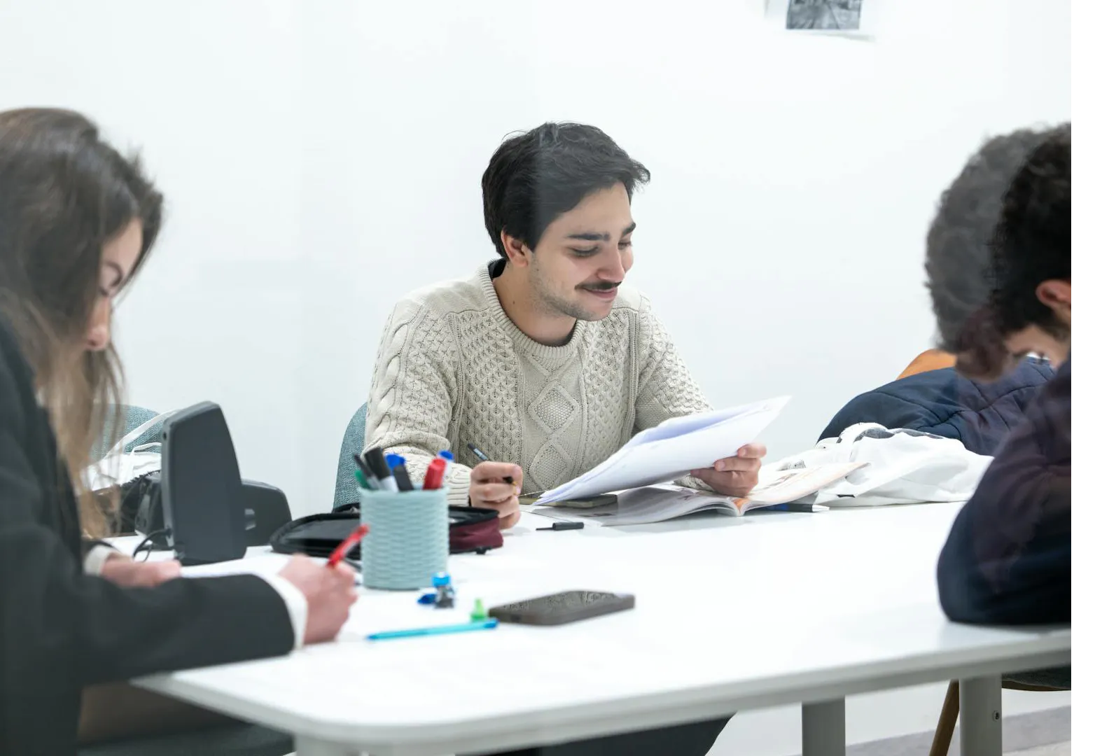 Alicante con studenti che partecipano a una lezione interattiva in un ambiente internazionale