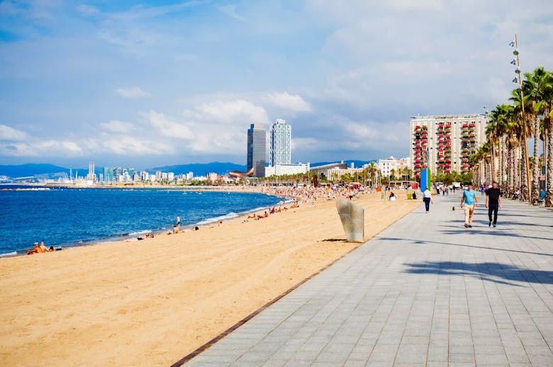 Barcelona offre il perfetto equilibrio città‑spiaggia con una vivace vita urbana