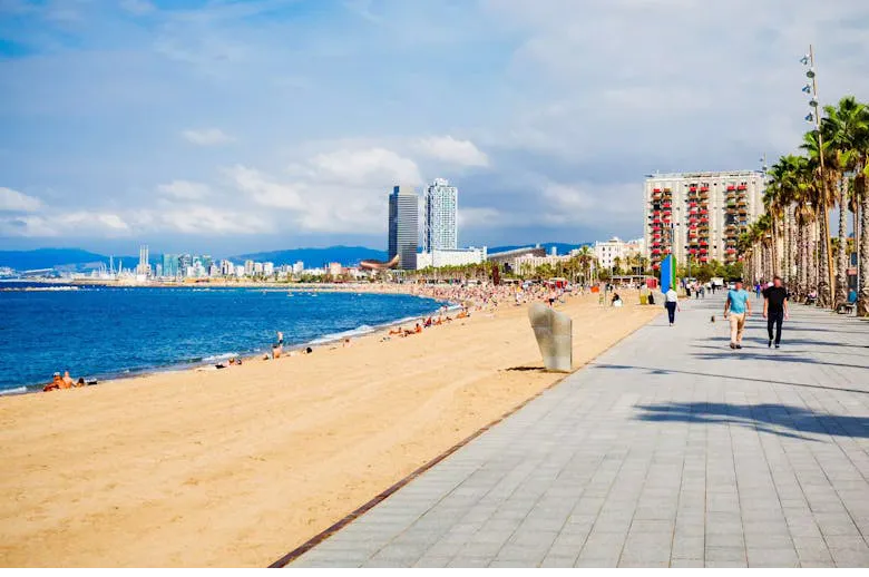 Barcelona offre il perfetto equilibrio città‑spiaggia con una vivace vita urbana