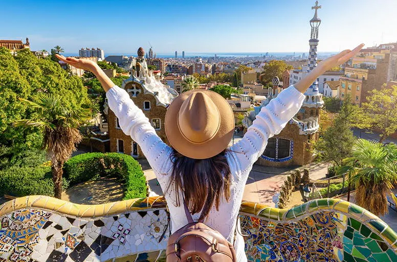 Goditi attività studentesche spagnole a Barcelona, Spagna, con splendidi parchi