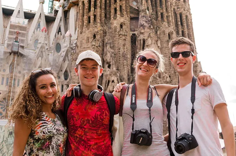 Studenti che visitano la Sagrada Família a Barcelona, esplorando l'iconico di Gaudí