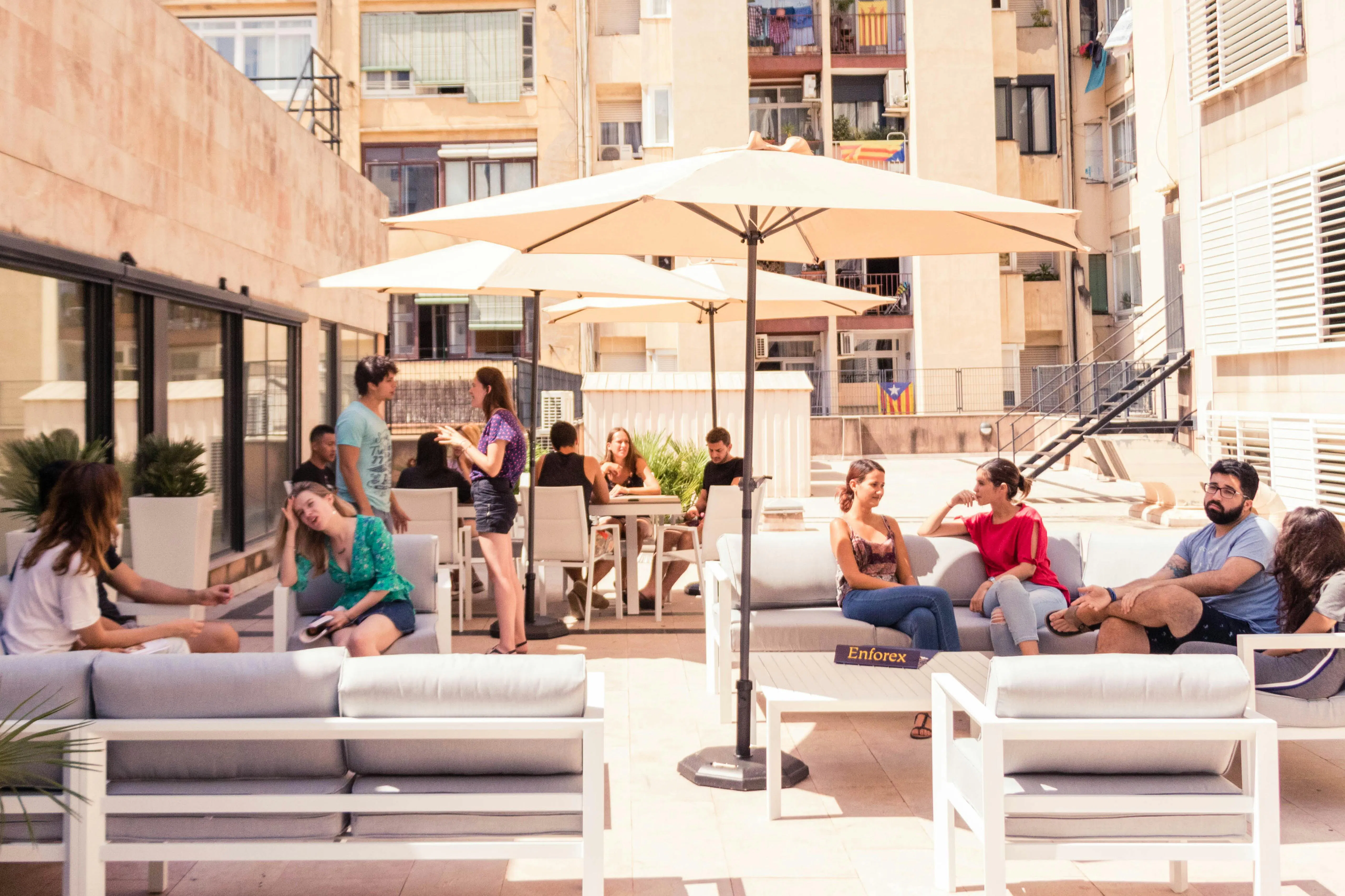 Studia lo spagnolo sulla terrazza della nostra scuola a Barcellona e goditi le viste mediterranee, la cultura e la vita studentesca in Spagna