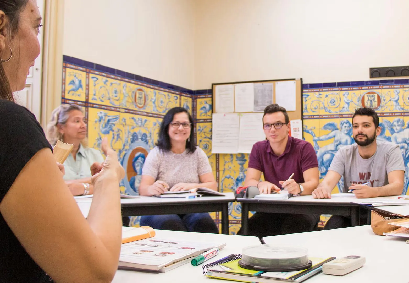 Studenti che apprendono lo spagnolo insieme in aule interattive nella nostra accogliente scuola di Seville