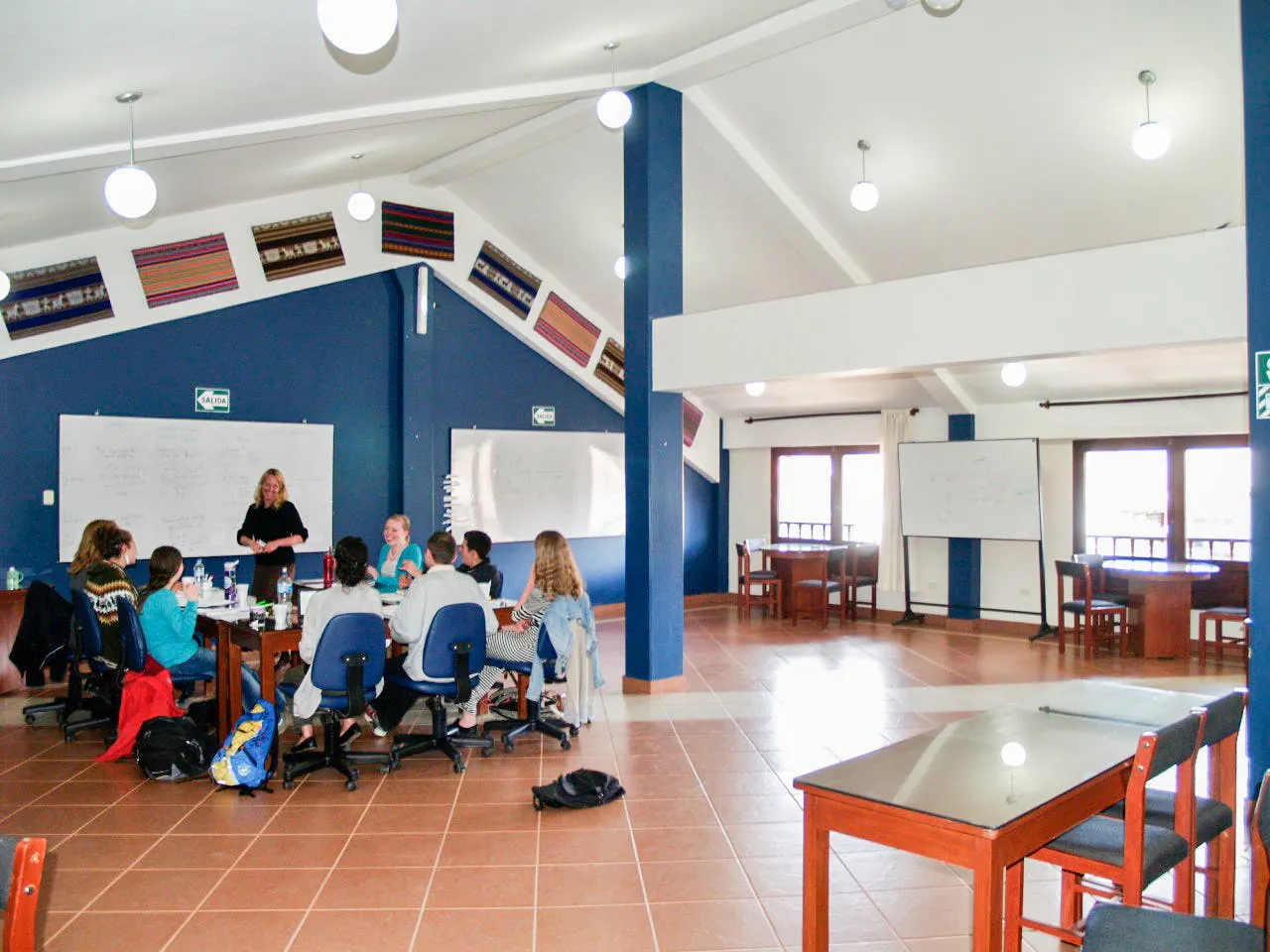 Studenti che partecipano a una lezione di gruppo in un ambiente spazioso e moderno