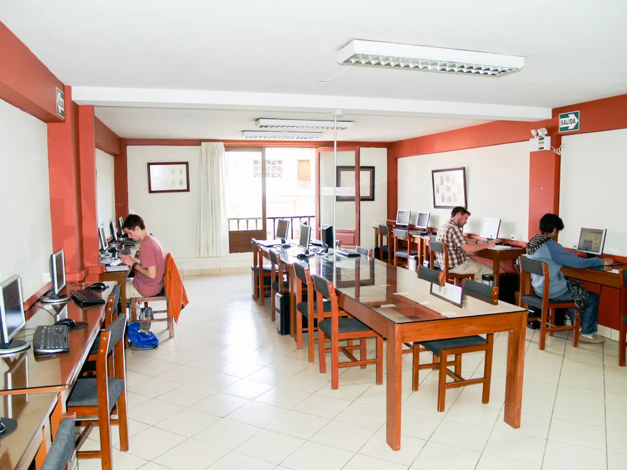 Aula moderna con studenti che lavorano individualmente in un ambiente spazioso e luminoso