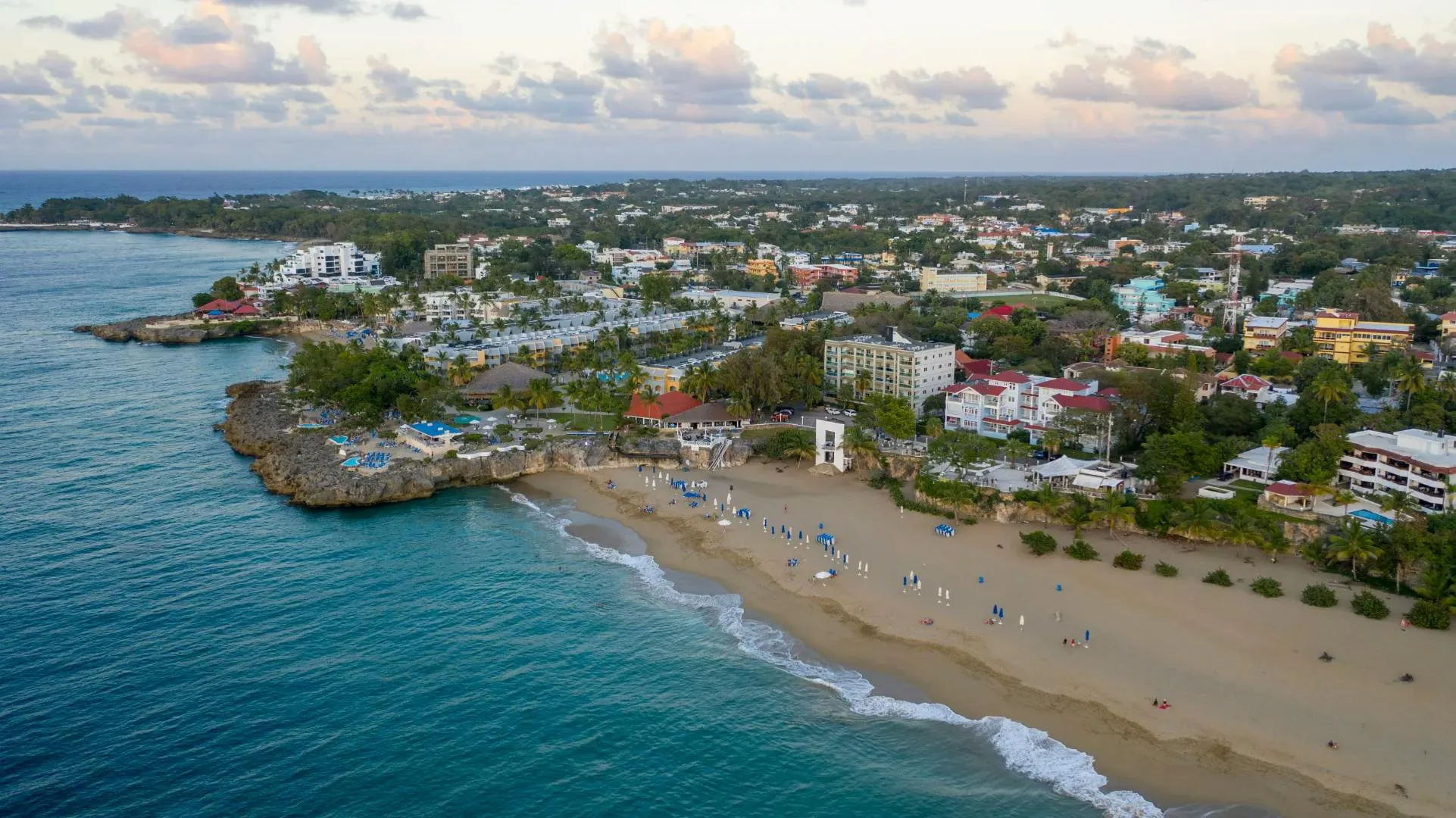Spiaggia di Sosúa nella Repubblica Dominicana con una costa tropicale e acque turchesi