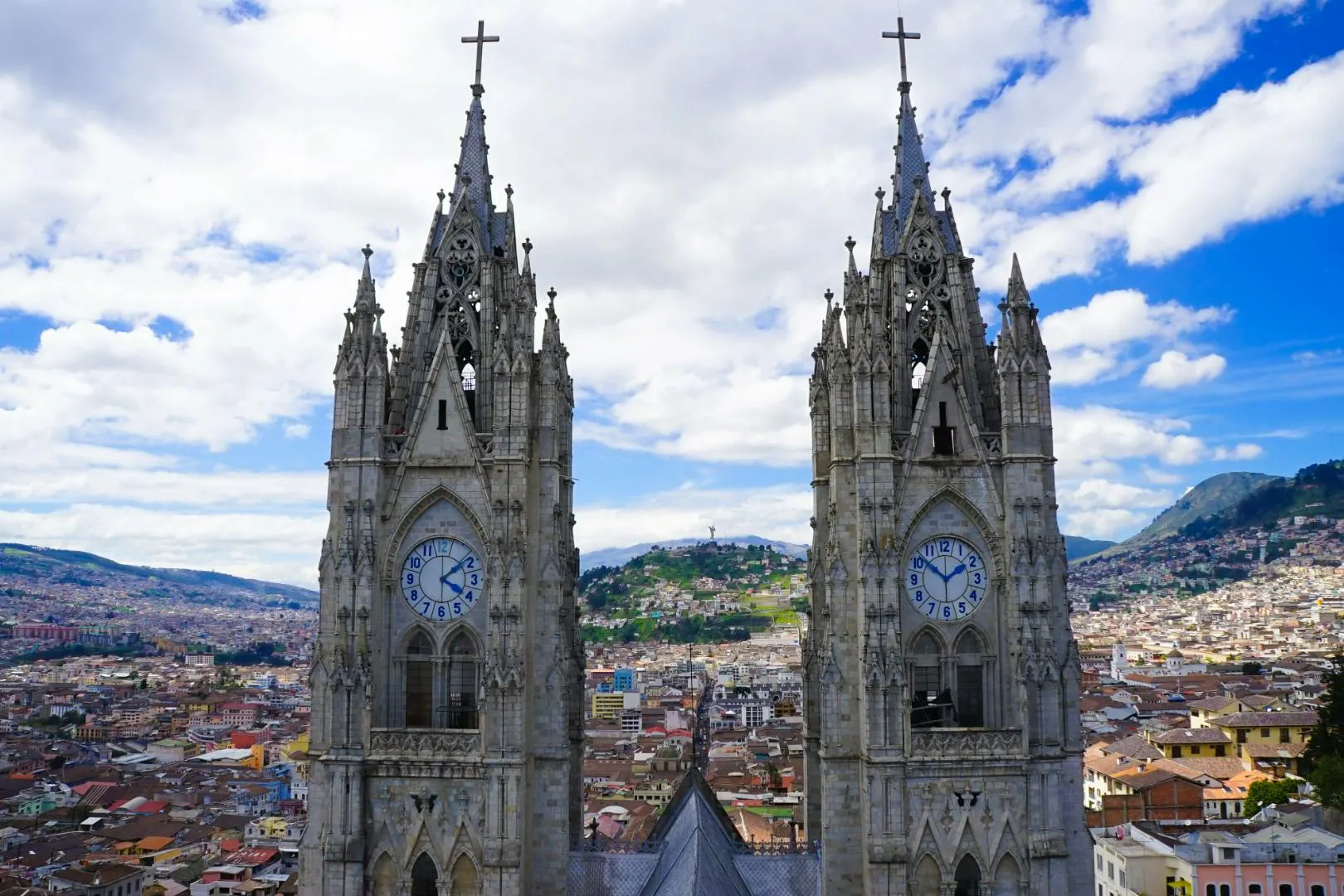 Basilica neogotica a Quito circondata da montagne e da architettura urbana storica