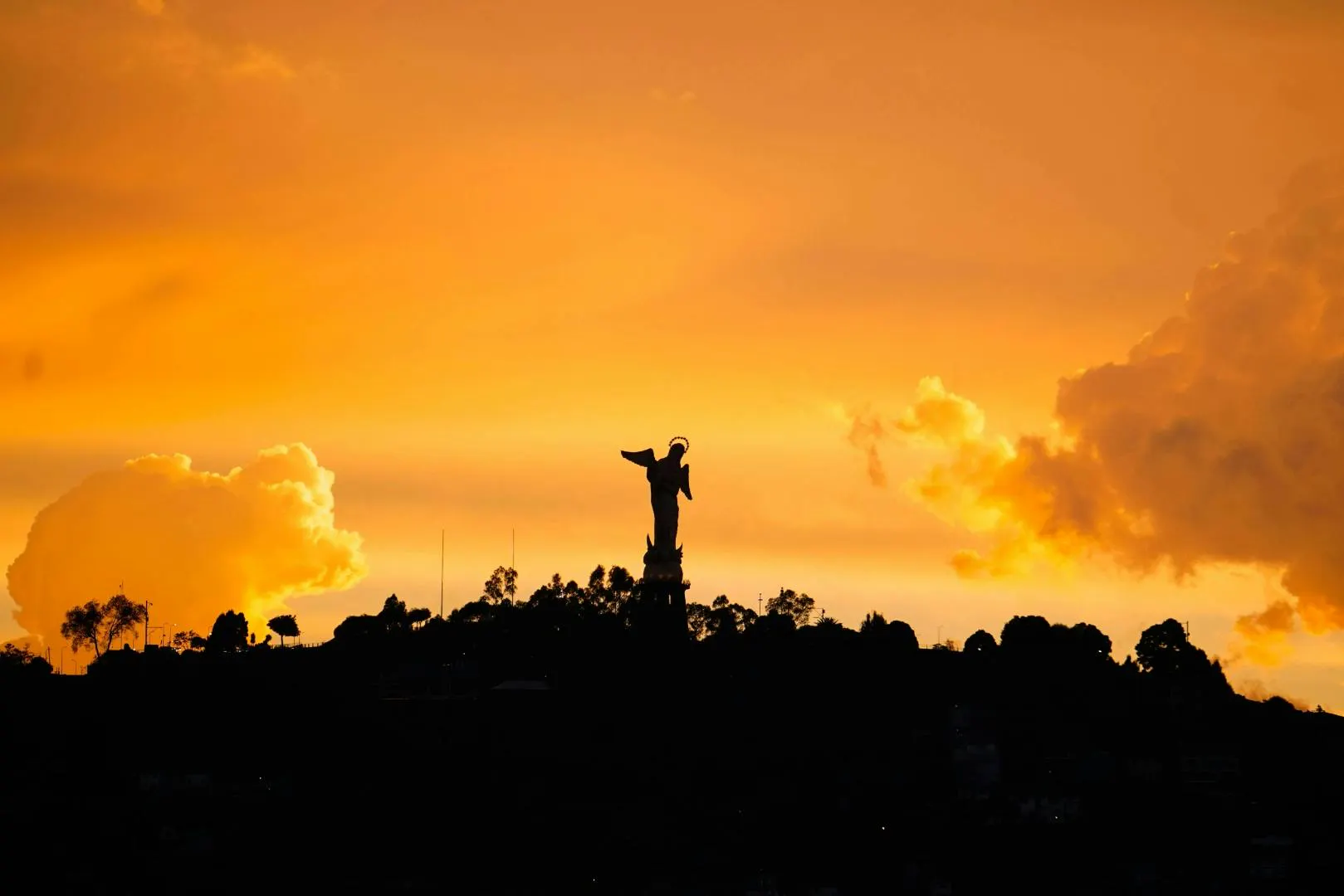Statua monumentale in Ecuador al tramonto su una collina circondata dalla natura